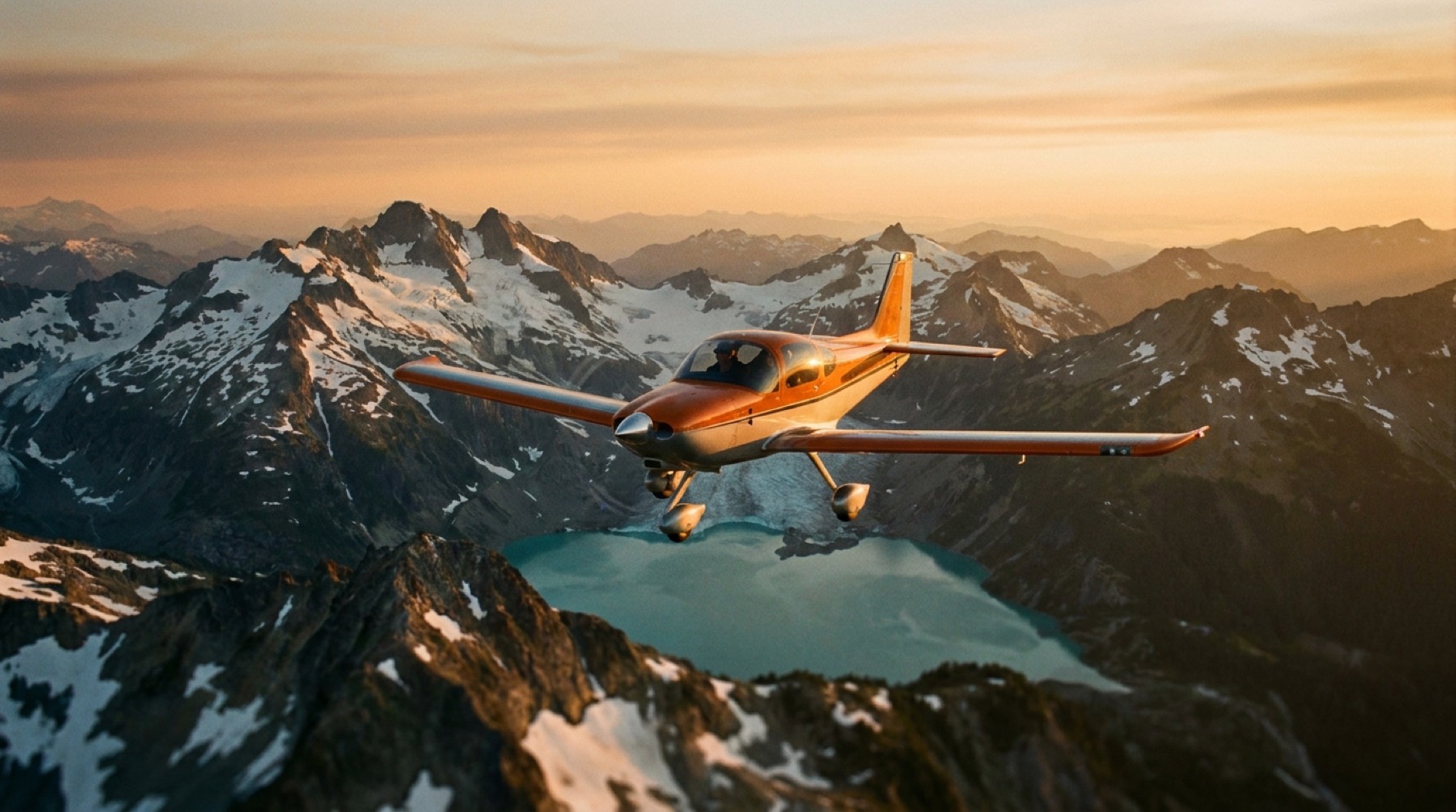 Einmotoriges Reiseflugzeug über schneebedeckten Alpengipfeln im klaren Vormittagslicht