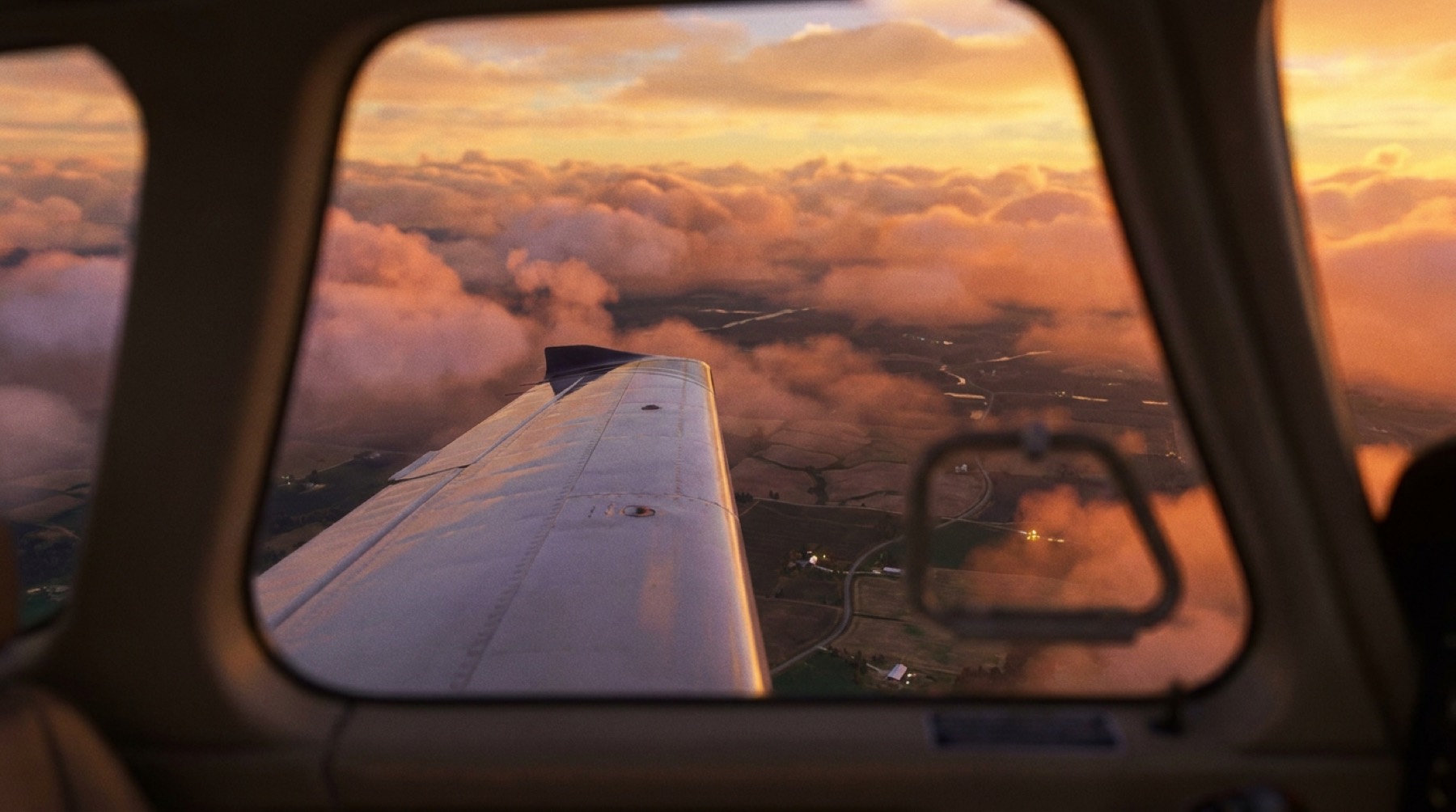Blick über die Tragfläche in einen tiefstehenden Sonnenuntergang